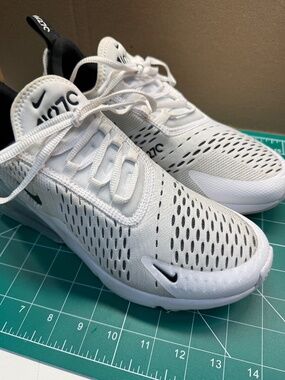 NIKE air max 270 women’s size 9